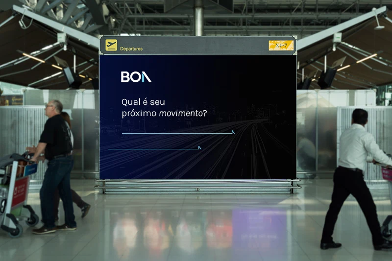 Painel digital em aeroporto com a campanha da BOA Smart Mobility