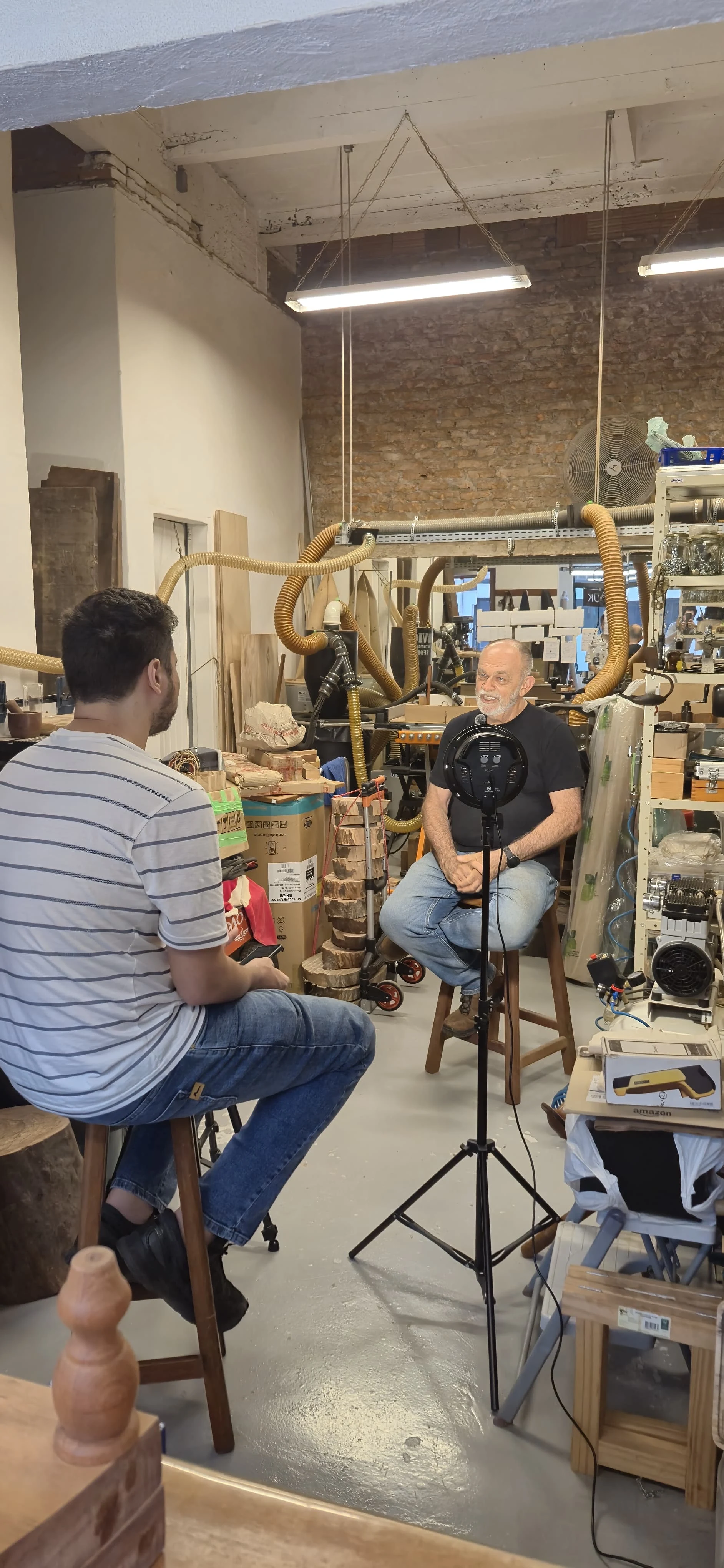 Marceneiro da Galeria Vila Nova em entrevista no ateliê